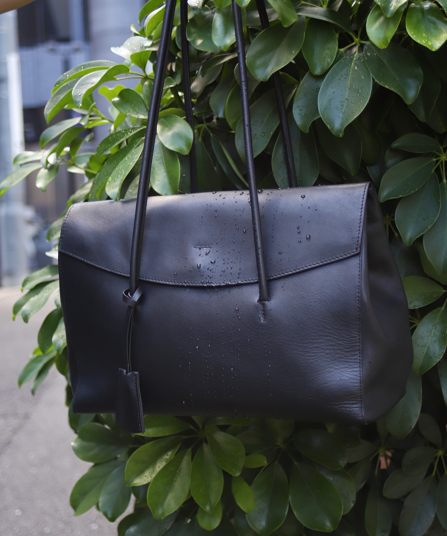 おしゃれも、雨対策も。Easy Leather for Rainy Days【Firsthand