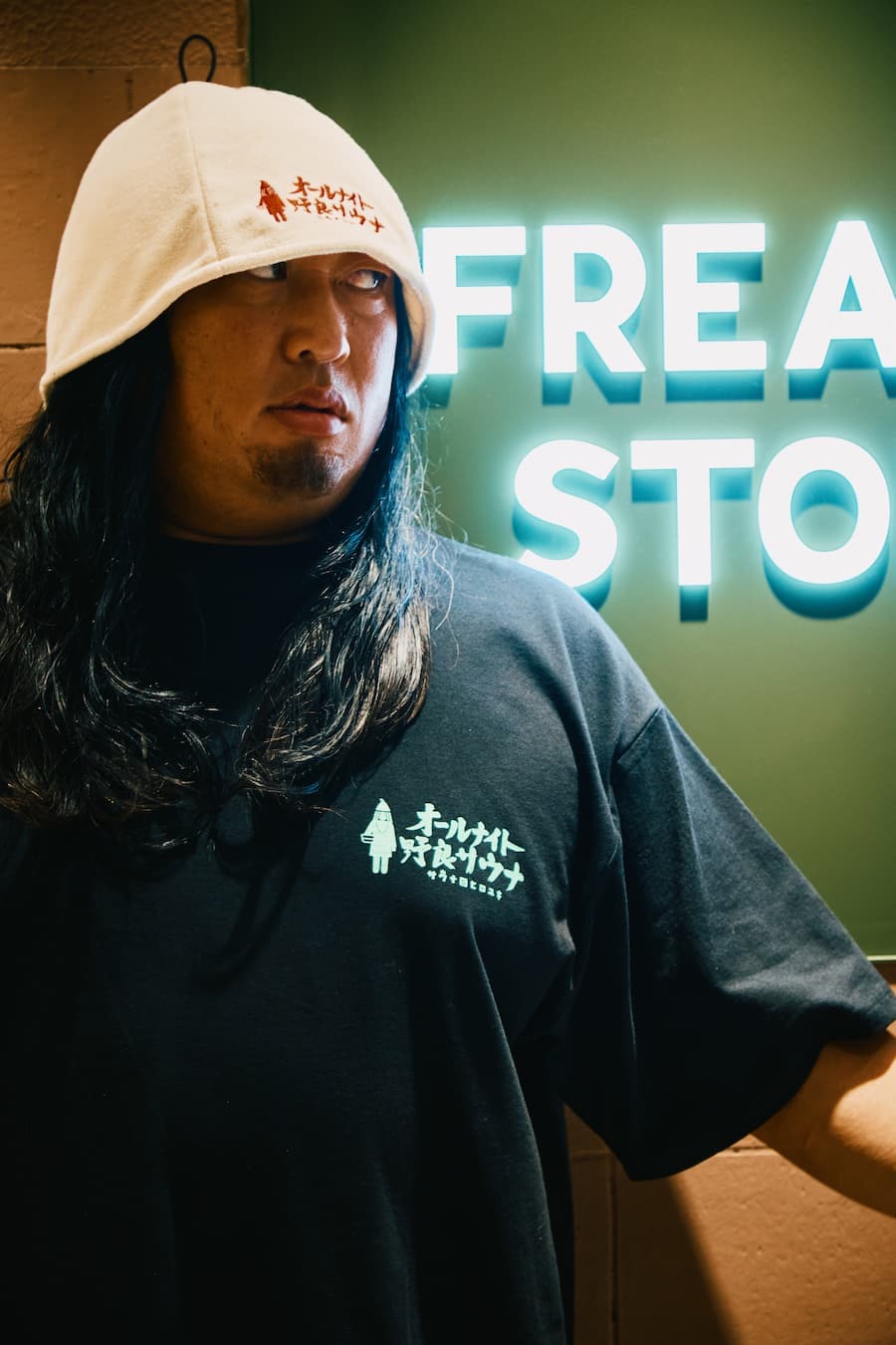フリークスストア　オールナイト野良サウナTシャツ　ロバート秋山　サウナ田ヒロユキ SAUVENIR/別注 オールナイト野良サウナ バックデザイン ショート