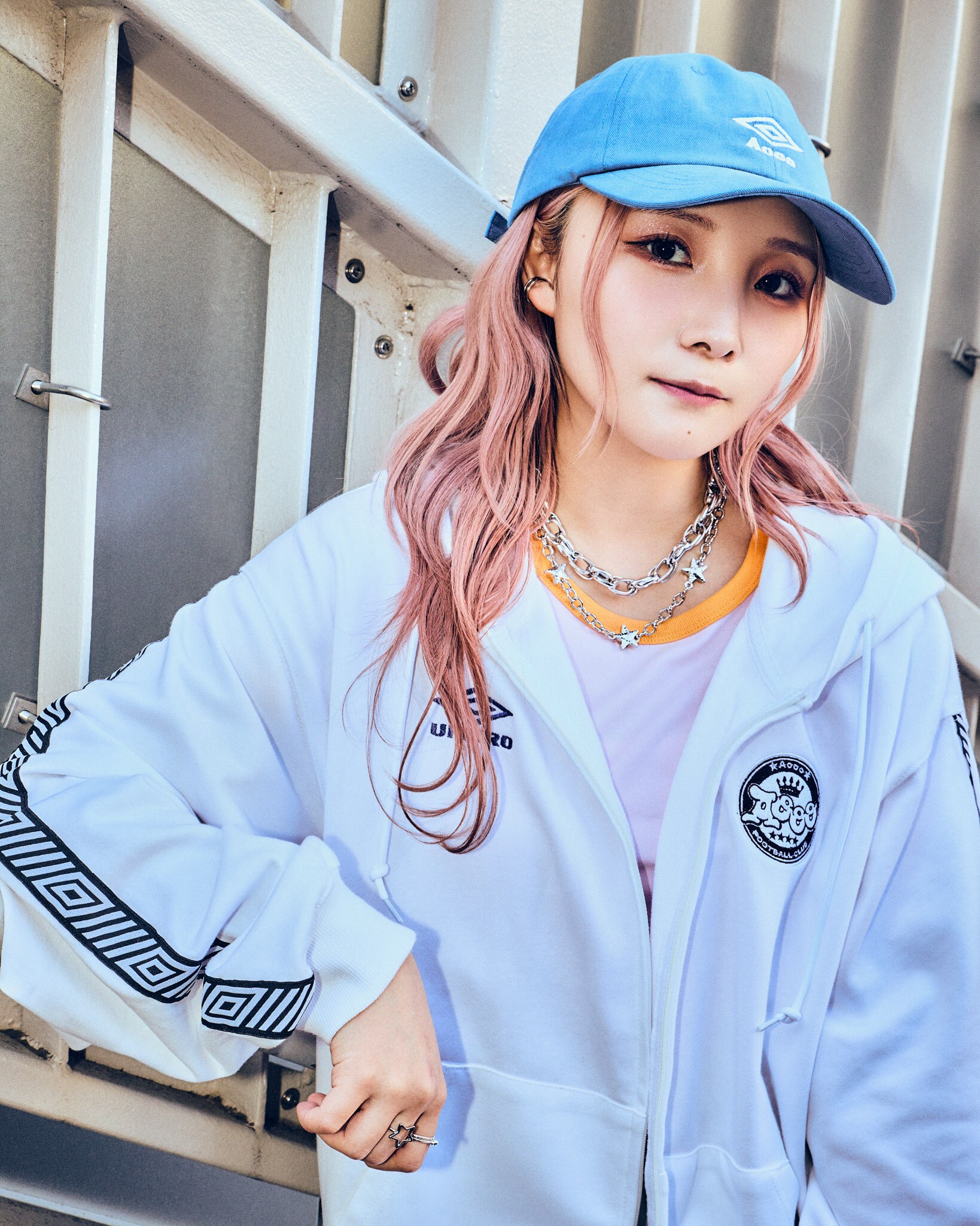 Umbro ホワイト サッカーシャツ Vネック aoooコラボ umbro（アンブロ） tシャツ × Aooo サッカーシャツ メンズ レディース